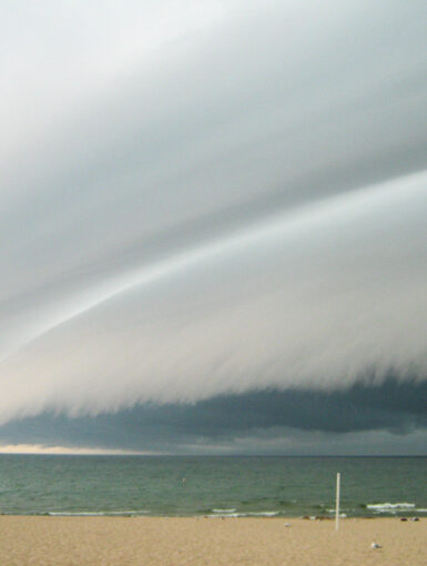 Shelf Cloud comes ashore in Grand Haven, MI on Lake Michigan July 18, 2010