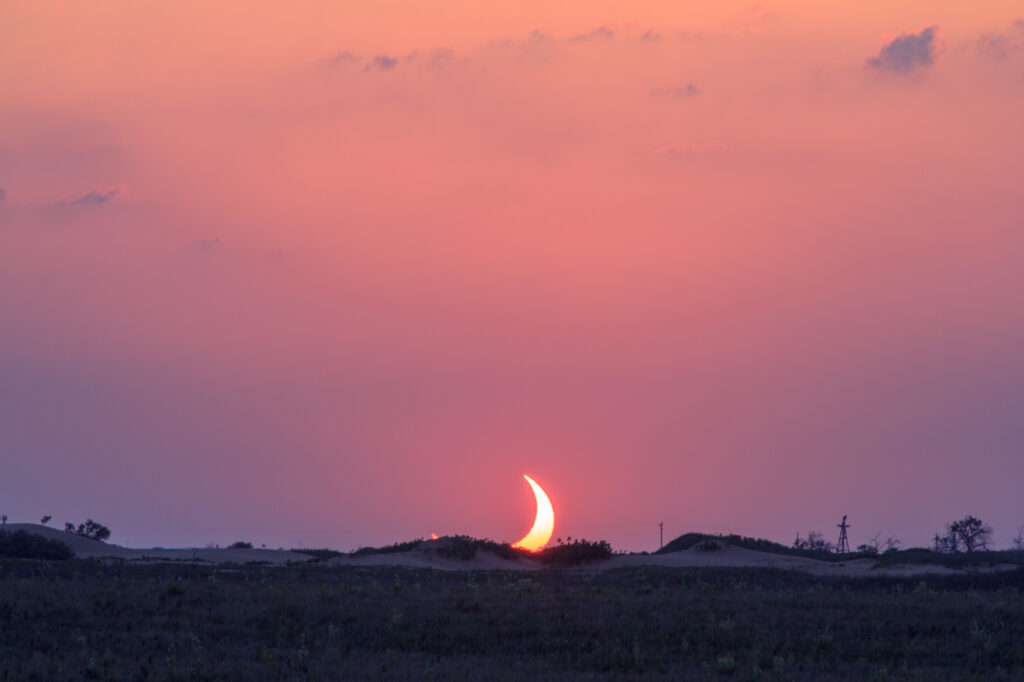 Crescent below the horizon