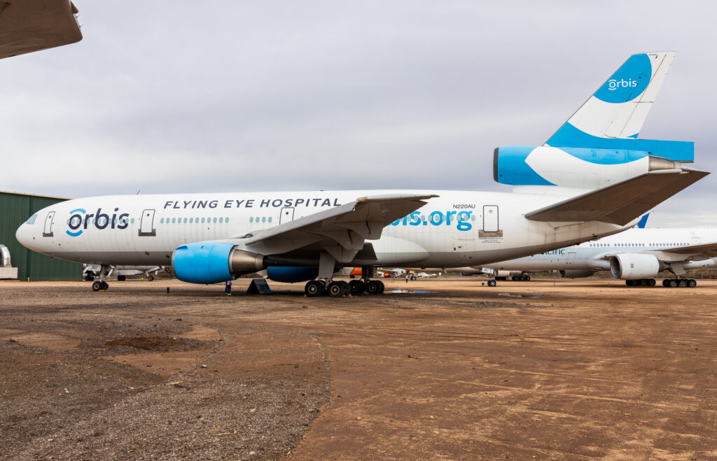 McDonnell Douglas DC-10 N220AU